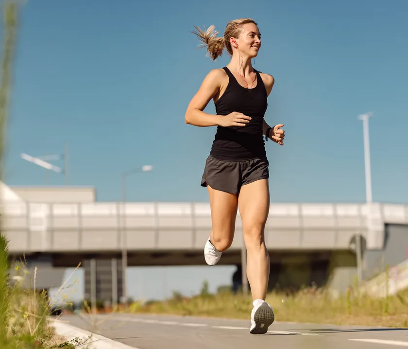Jogger met brug op achtergrond
