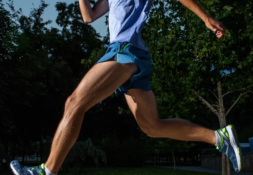 Loper in park met blauwe tenue